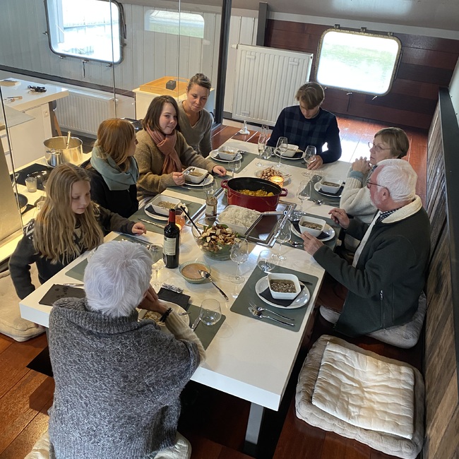 La famille Linder à table sur leur péniche