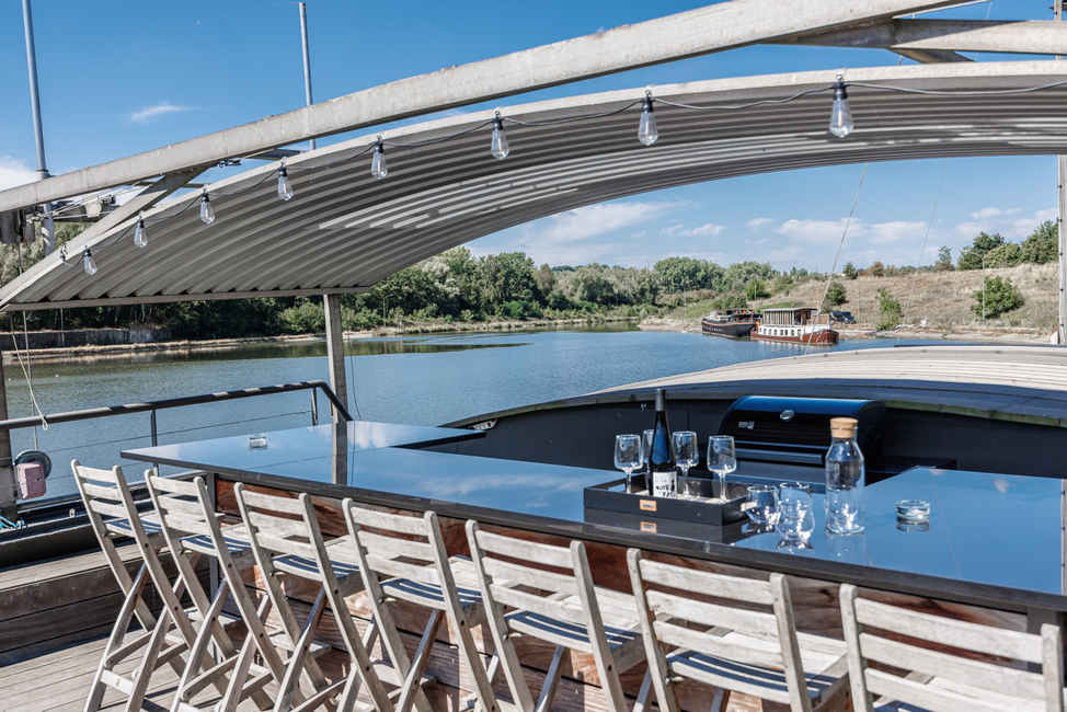 Tabor 67 - The deck table